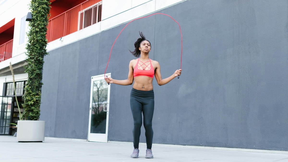 Sportive qui saute à la corde en extérieur pour brûler les graisses