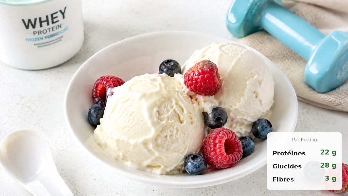 Boules de glace protéinée maison à la vanille avec fruits rouges sur fond clair