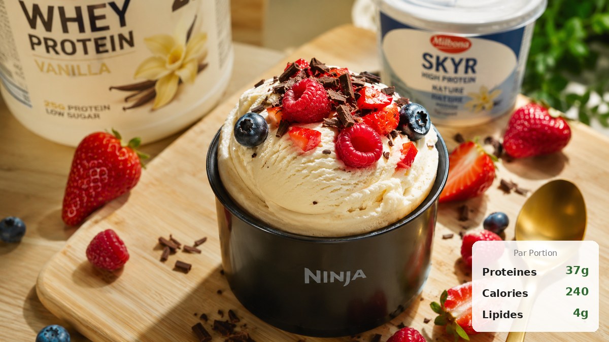 Glace protéinée vanille onctueuse préparée au Ninja Creami avec topping fruits rouges