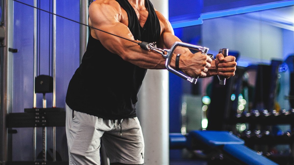 Balance de salle de bain avec un mètre ruban et des aliments sains posés à côté