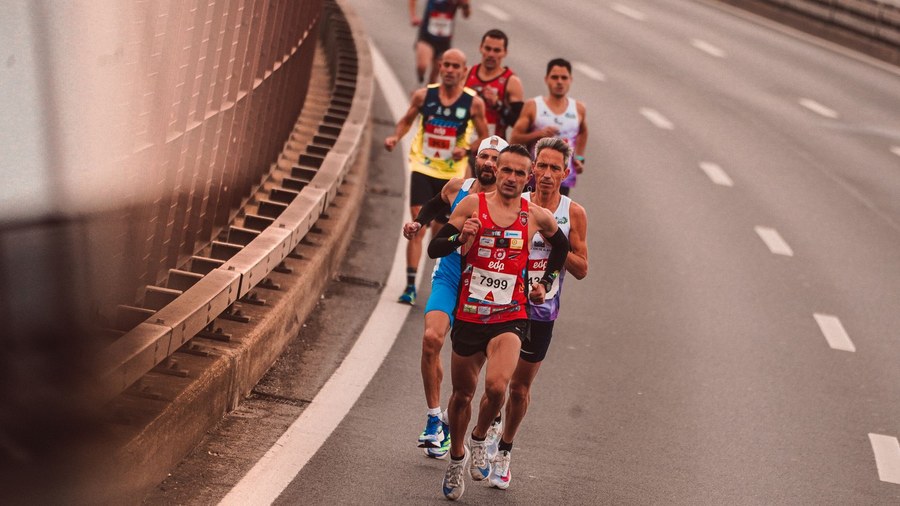 Coureur en séance de fractionné sur piste