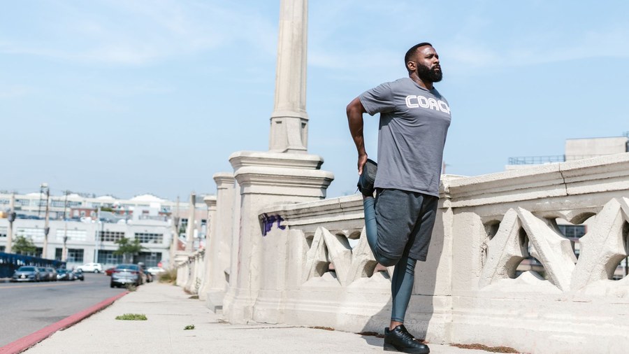 Coureur franchissant la ligne d'arrivée d'un marathon