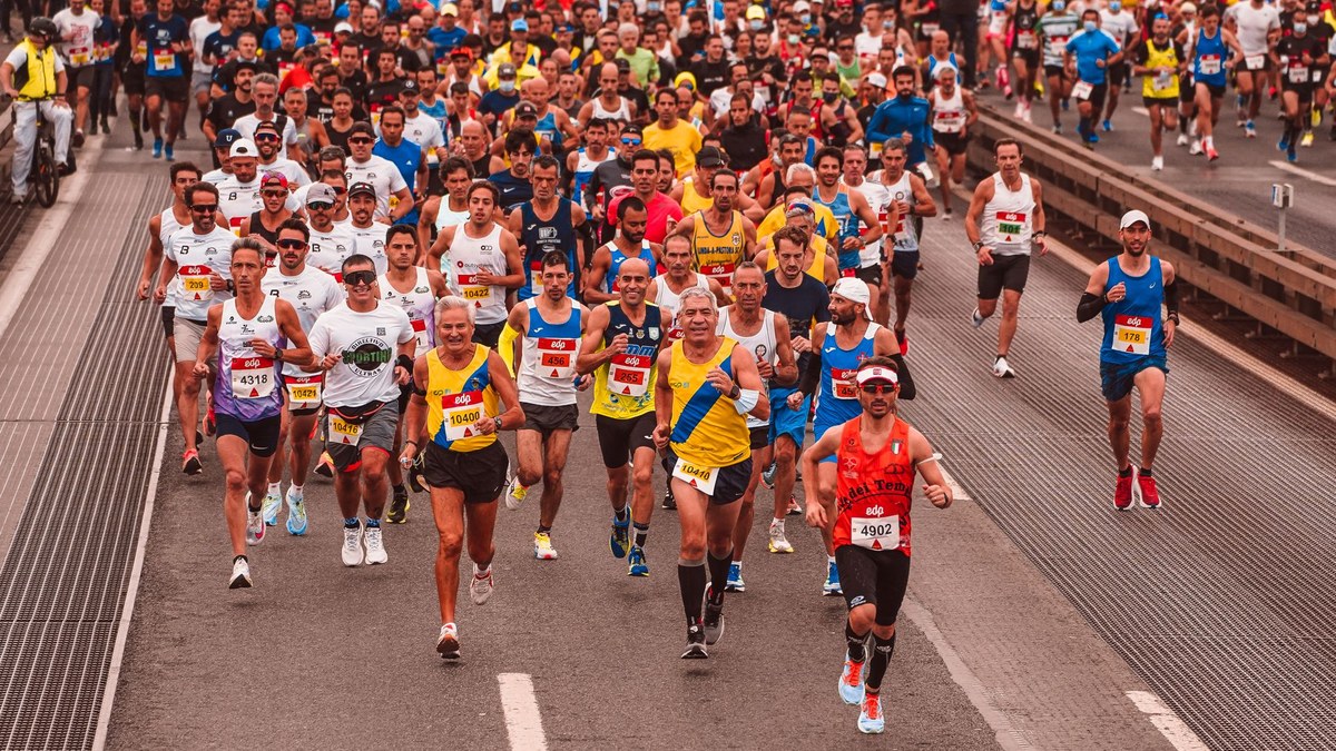 Peloton de coureurs au départ d'un marathon en ville