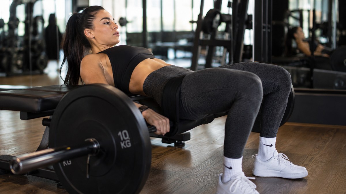 Femme qui réalise un hip thrust pour muscler ses fessiers à la maison