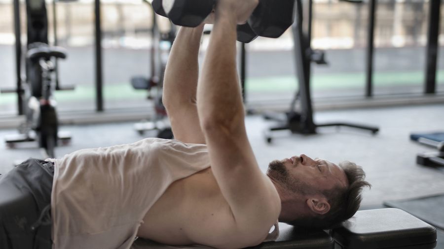 Développé couché haltères sur banc plat avec pecs engagés
