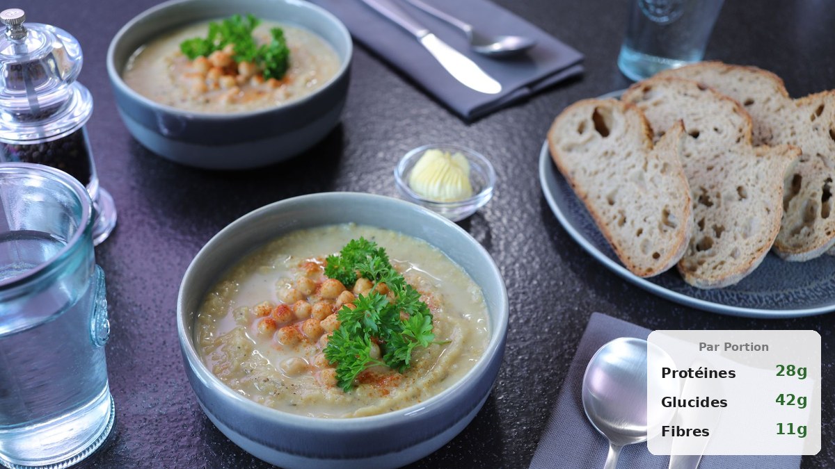 Bol fumant de soupe de pois chiches protéinée aux épices avec coriandre fraîche et graines, badge macros par portion